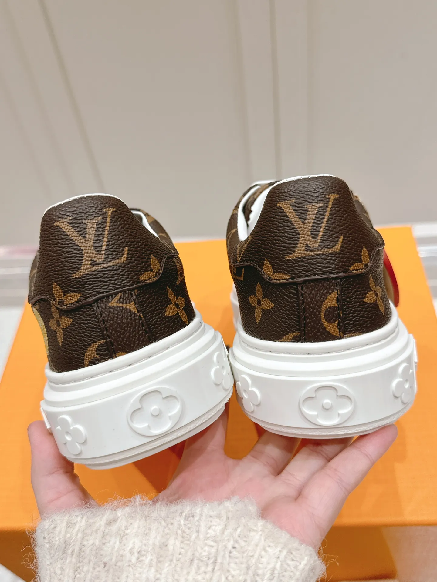 👟👟Ex-factory price 560👟👟 LV new white shoes, four-leaf clover🍀sunflower🌞 charm, add naughty and lively color to simple white shoes, easy to wear and durable, code number: 35+40 (41 customized)